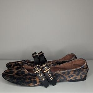 Bamboo size 10 Embrace Leopard print double buckle strap flats